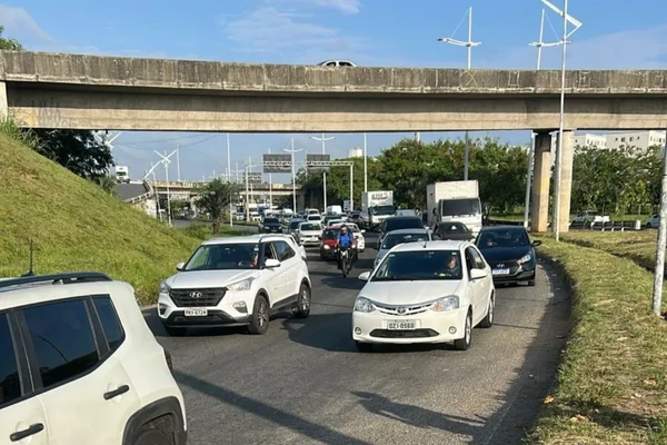 Motociclista morre após cair de viaduto em Salvador