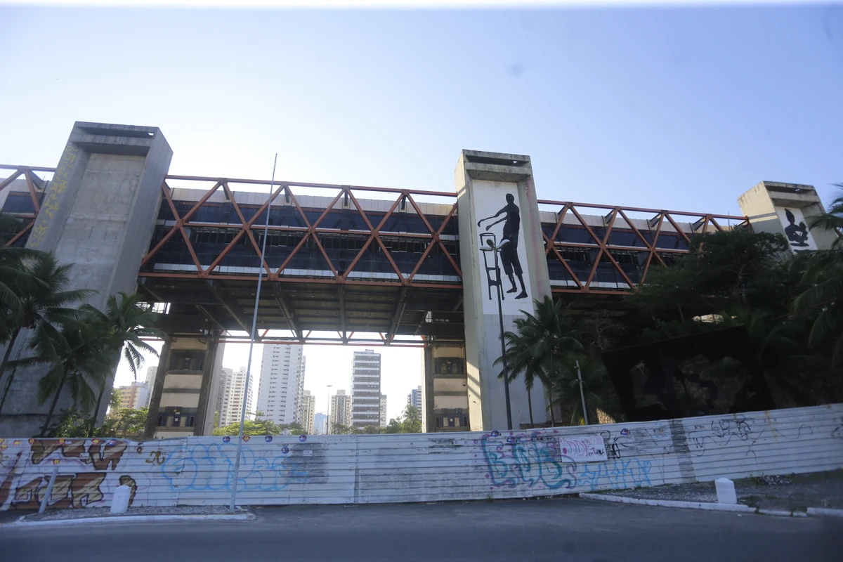 Antigo Centro de Convenções da Bahia (CCB) segue em situação de abandono pelo governo do estado quase dez anos após o desabamento parcial do equipamento por Marina Silva/Arquivo CORREIO