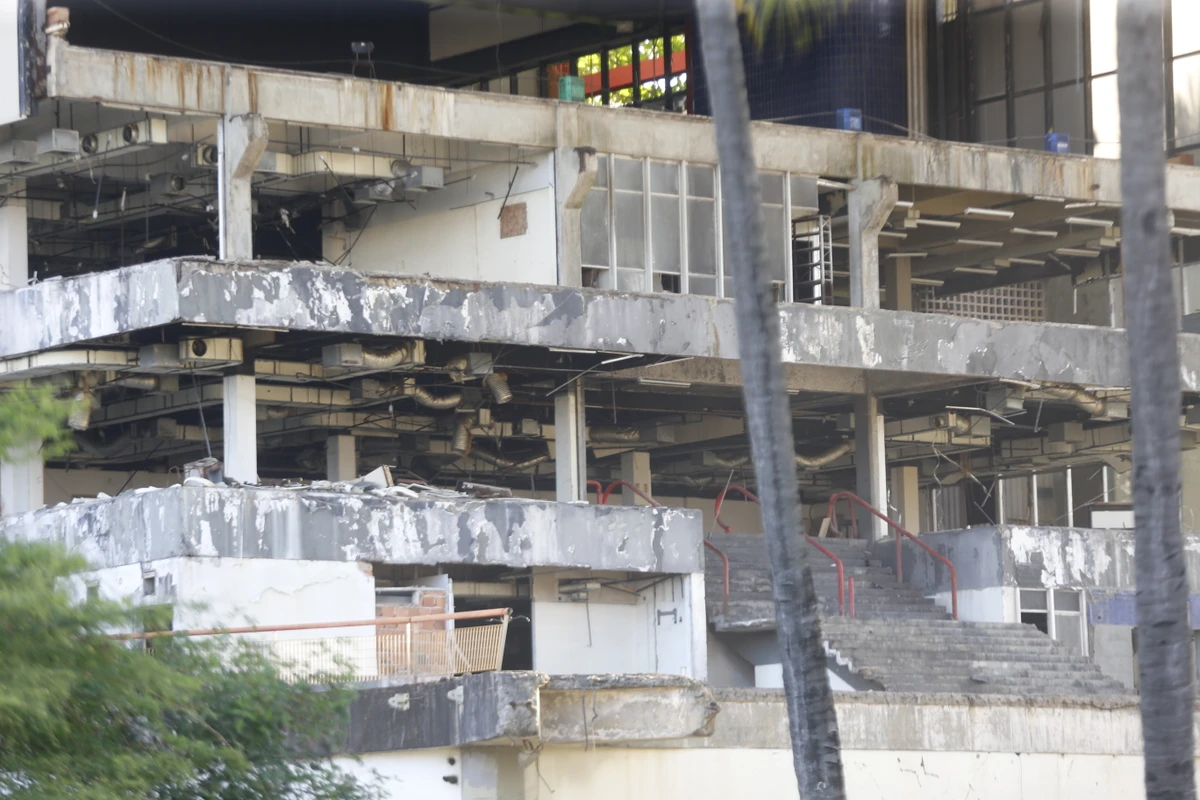 Antigo Centro de Convenções da Bahia (CCB) segue em situação de abandono pelo governo do estado quase dez anos após o desabamento parcial do equipamento por Nara Gentil/Arquivo CORREIO