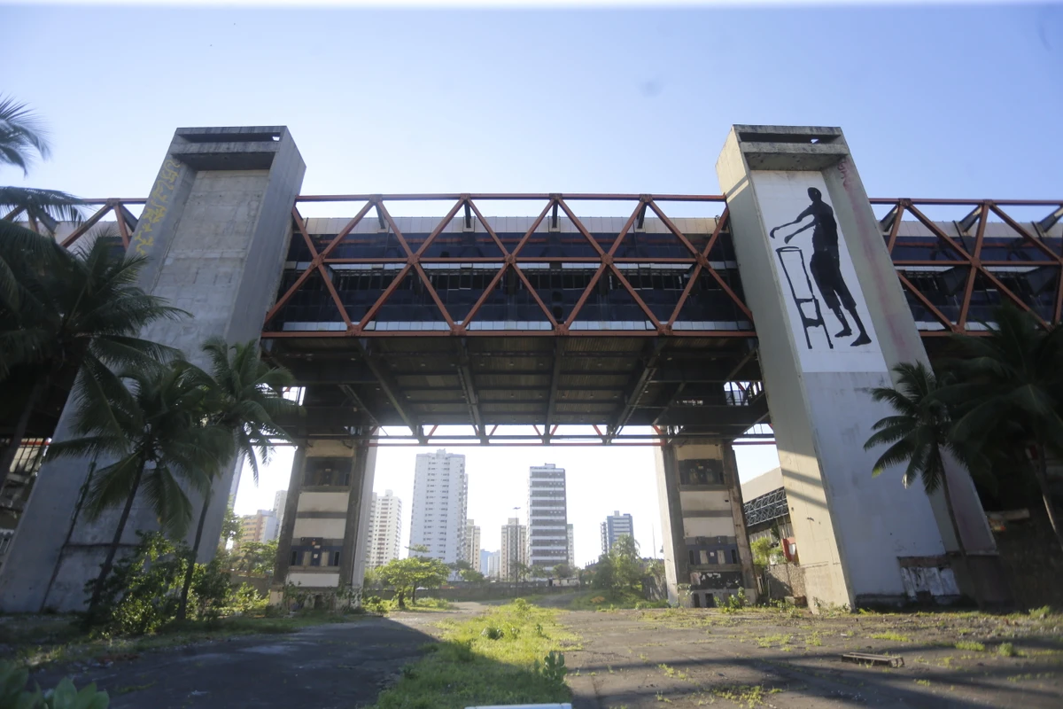 Antigo Centro de Convenções da Bahia (CCB) segue em situação de abandono pelo governo do estado quase dez anos após o desabamento parcial do equipamento por Nara Gentil/Arquivo CORREIO