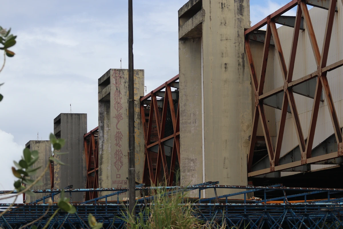 Antigo Centro de Convenções da Bahia (CCB) segue em situação de abandono pelo governo do estado quase dez anos após o desabamento parcial do equipamento por Nara Gentil/Arquivo CORREIO