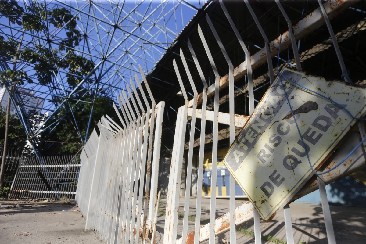 Antigo Centro de Convenções da Bahia (CCB) segue em situação de abandono pelo governo do estado quase dez anos após o desabamento parcial do equipamento por Marina Silva/Arquivo CORREIO