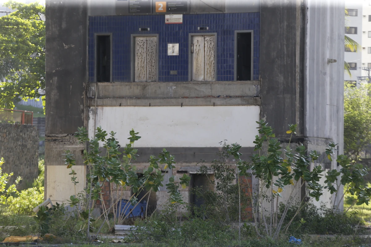 Antigo Centro de Convenções da Bahia (CCB) segue em situação de abandono pelo governo do estado quase dez anos após o desabamento parcial do equipamento por Nara Gentil/Arquivo CORREIO