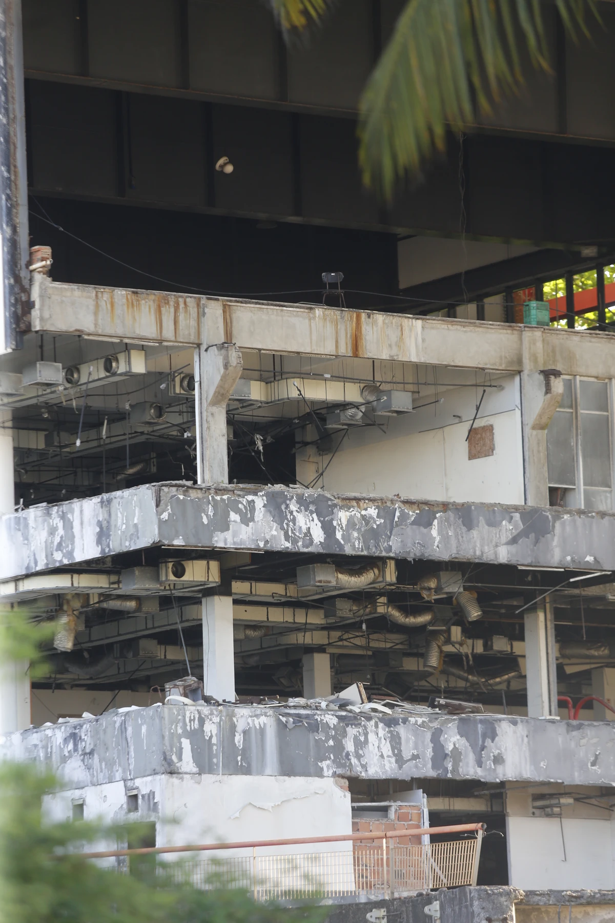 Antigo Centro de Convenções da Bahia (CCB) segue em situação de abandono pelo governo do estado quase dez anos após o desabamento parcial do equipamento por Nara Gentil/Arquivo CORREIO