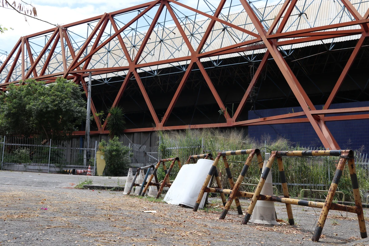 Antigo Centro de Convenções da Bahia (CCB) segue em situação de abandono pelo governo do estado quase dez anos após o desabamento parcial do equipamento por Nara Gentil/Arquivo CORREIO