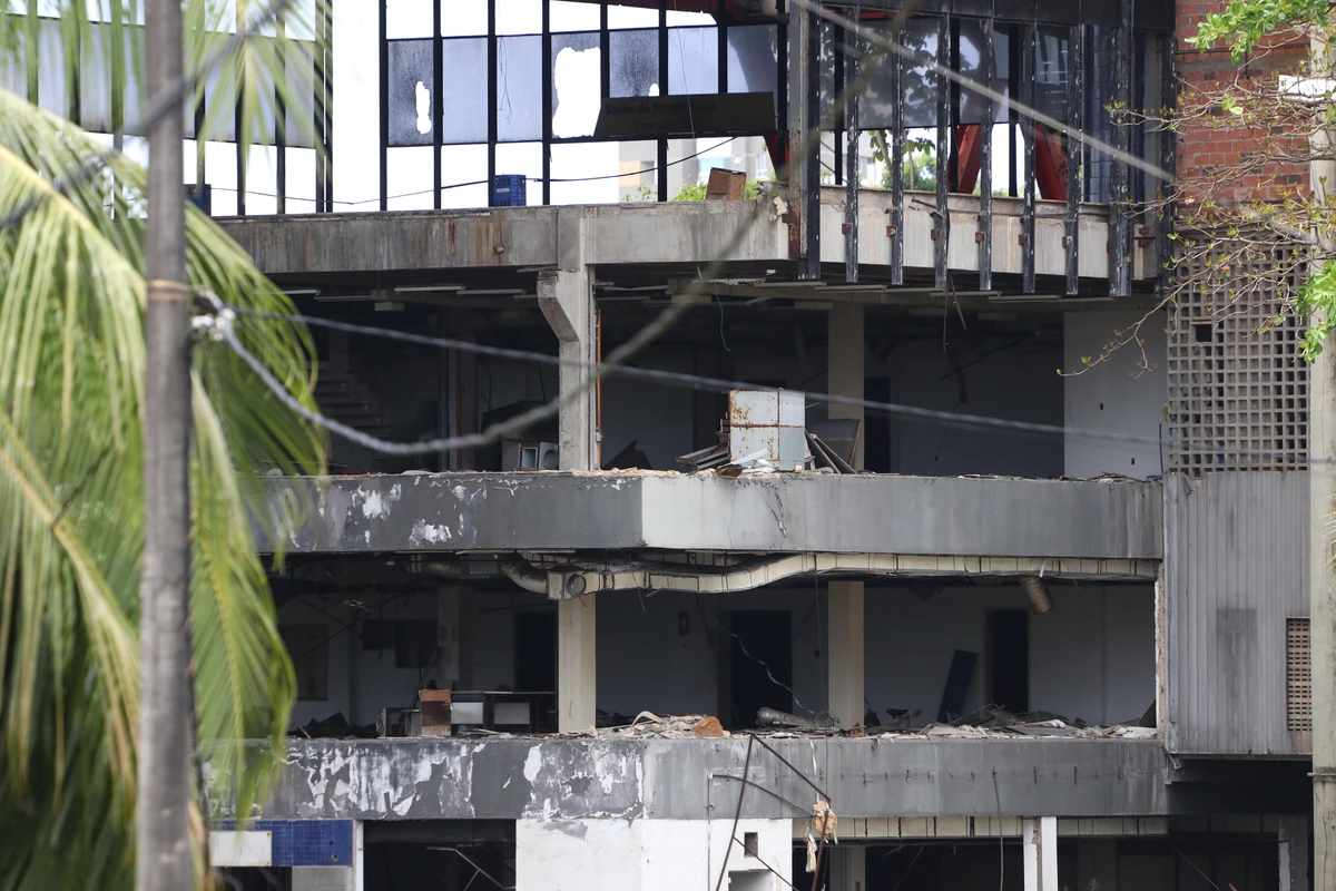 Antigo Centro de Convenções da Bahia (CCB) segue em situação de abandono pelo governo do estado quase dez anos após o desabamento parcial do equipamento por Nara Gentil/Arquivo CORREIO