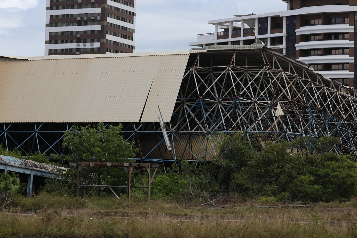 Antigo Centro de Convenções da Bahia (CCB) segue em situação de abandono pelo governo do estado quase dez anos após o desabamento parcial do equipamento por Nara Gentil/Arquivo CORREIO