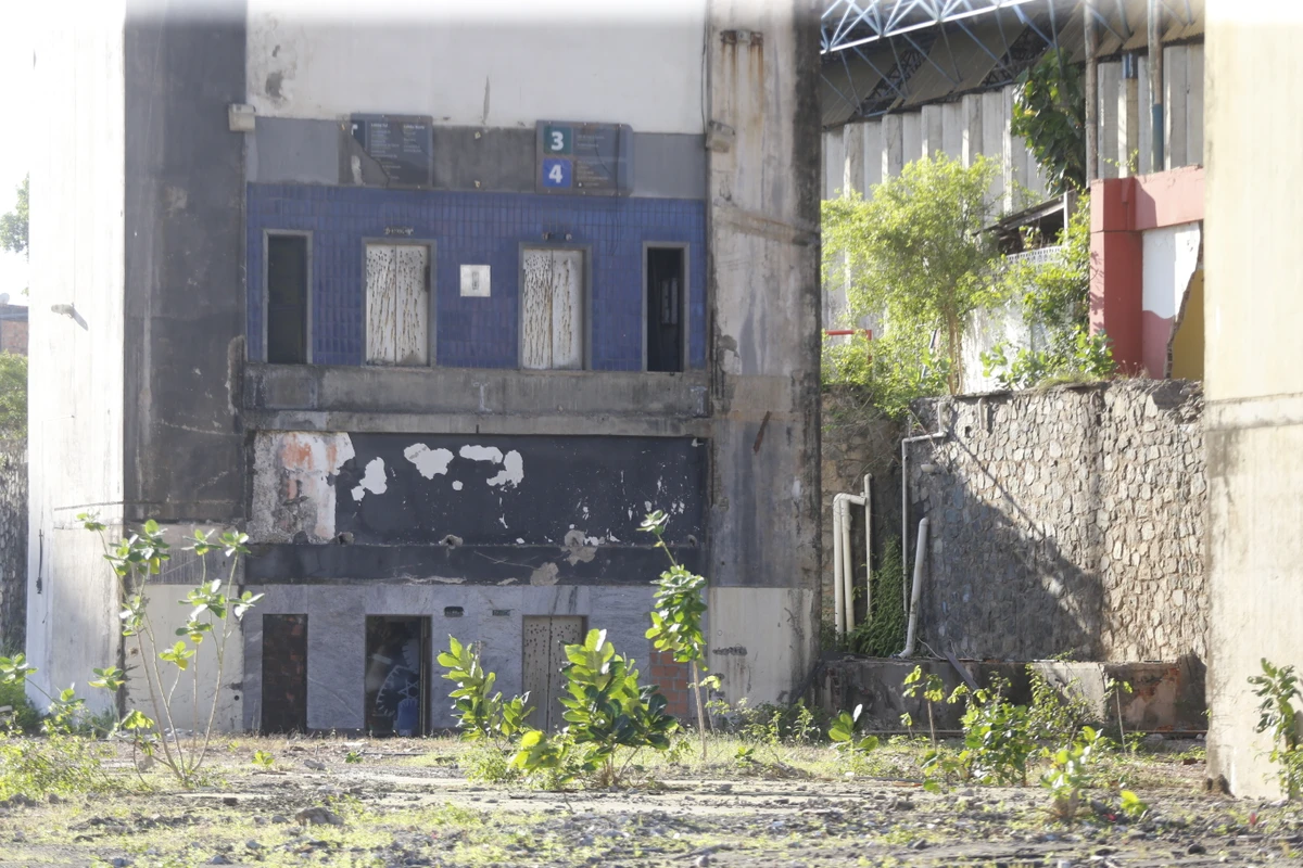 Antigo Centro de Convenções da Bahia (CCB) segue em situação de abandono pelo governo do estado quase dez anos após o desabamento parcial do equipamento por Nara Gentil/Arquivo CORREIO
