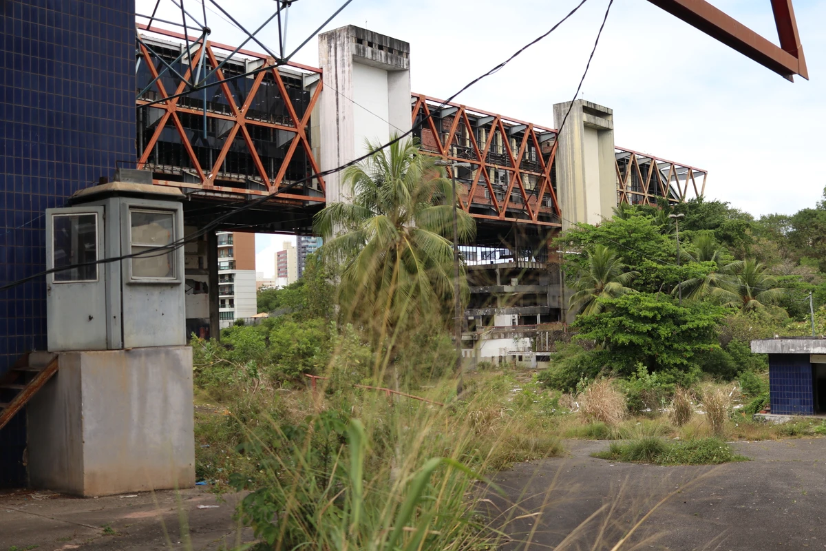 Antigo Centro de Convenções da Bahia (CCB) segue em situação de abandono pelo governo do estado quase dez anos após o desabamento parcial do equipamento por Nara Gentil/Arquivo CORREIO