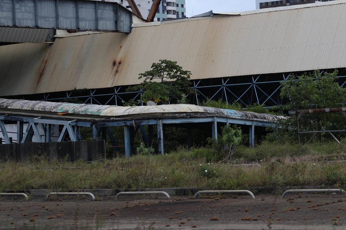 Antigo Centro de Convenções da Bahia (CCB) segue em situação de abandono pelo governo do estado quase dez anos após o desabamento parcial do equipamento por Nara Gentil/Arquivo CORREIO