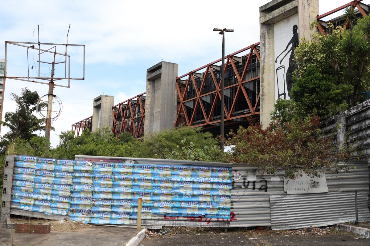 Antigo Centro de Convenções da Bahia (CCB) segue em situação de abandono pelo governo do estado quase dez anos após o desabamento parcial do equipamento por Nara Gentil/Arquivo CORREIO
