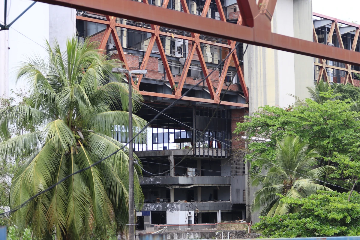 Antigo Centro de Convenções da Bahia (CCB) segue em situação de abandono pelo governo do estado quase dez anos após o desabamento parcial do equipamento por Nara Gentil/Arquivo CORREIO