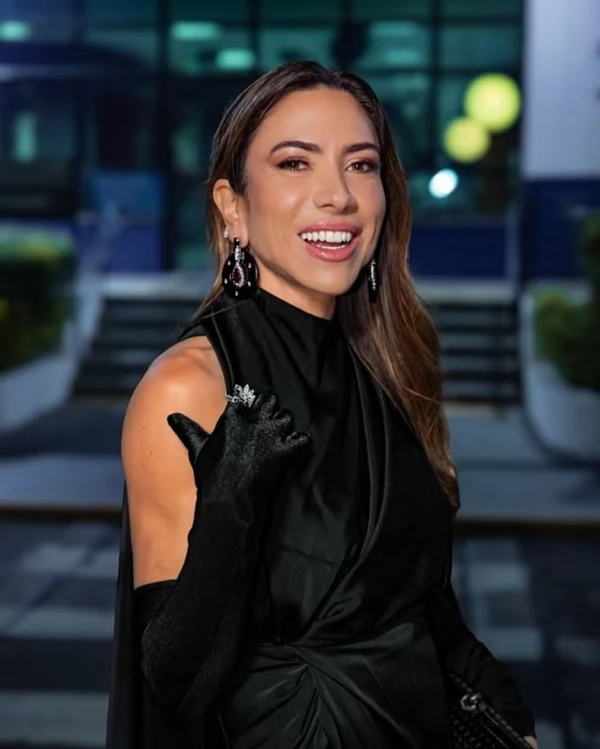 Patrícia Abravanel em foto de novembro de 2024, quando era questionada: 'Colocou dente?'  por Reprodução/Gabriel Cardoso/SBT