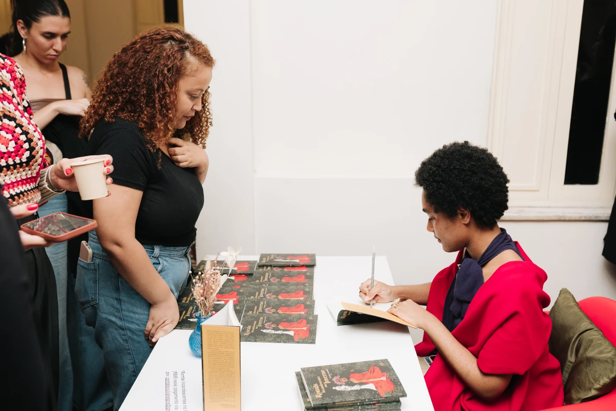 Yasmin Morais autografa edições de seu livro “Romãs incandescentes no inverno” por Catharine Sant Ana do Nascimento/Divulgação
