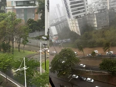 Imagem - Fortes chuvas causam alagamentos em Salvador; Garibaldi e Centenário ficaram inundadas