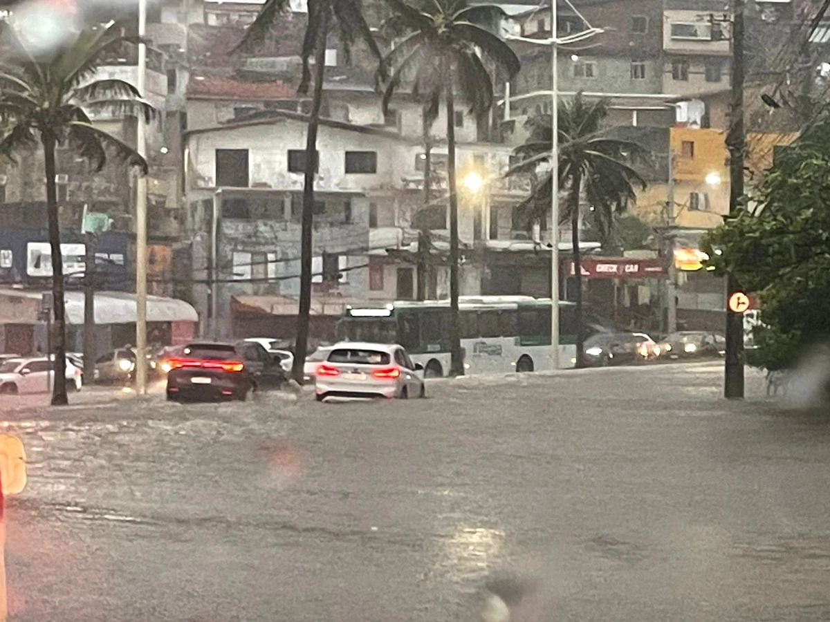 Ruas no Rio Vermelho ficaram debaixo d´água por Raquel Saraiva