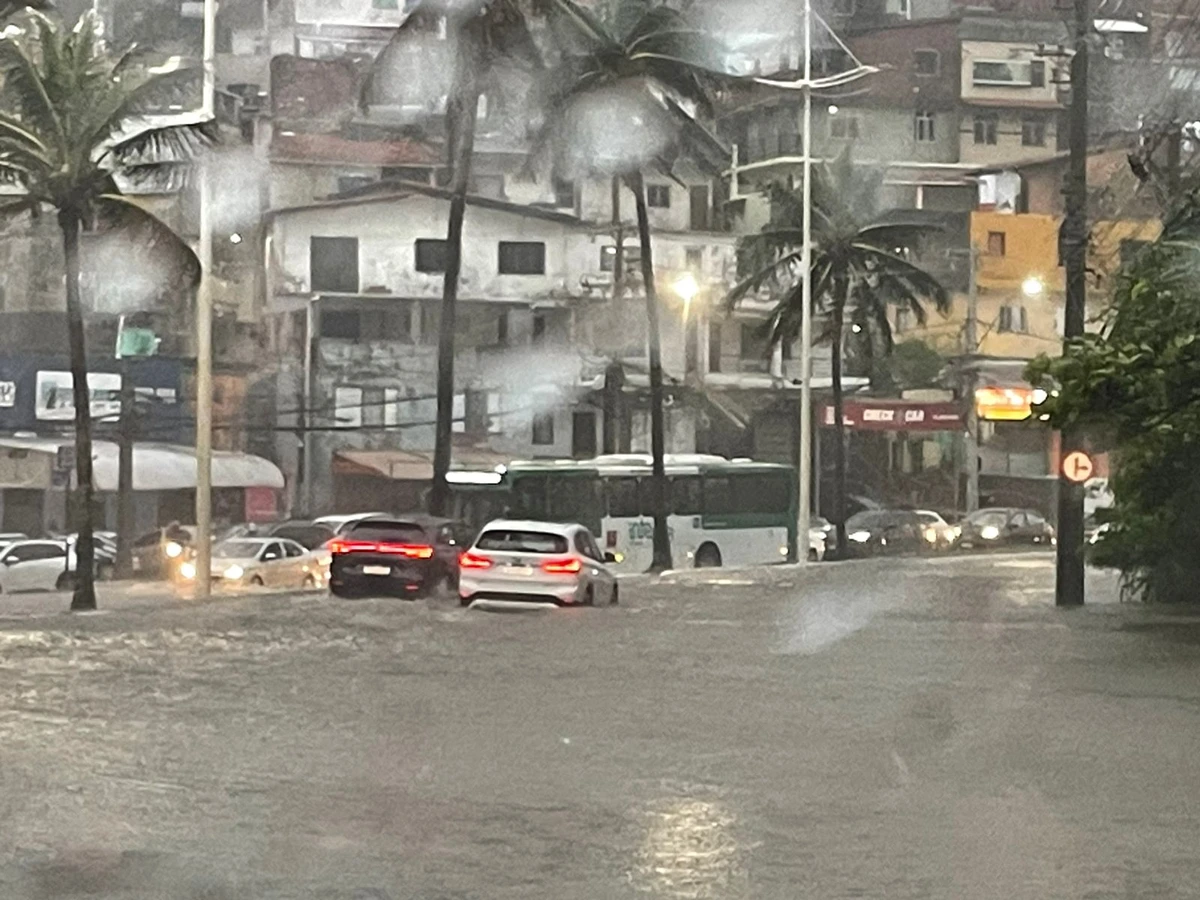 Rio Vermelho registrou alagamento em avenidas  por Raquel Saraiva