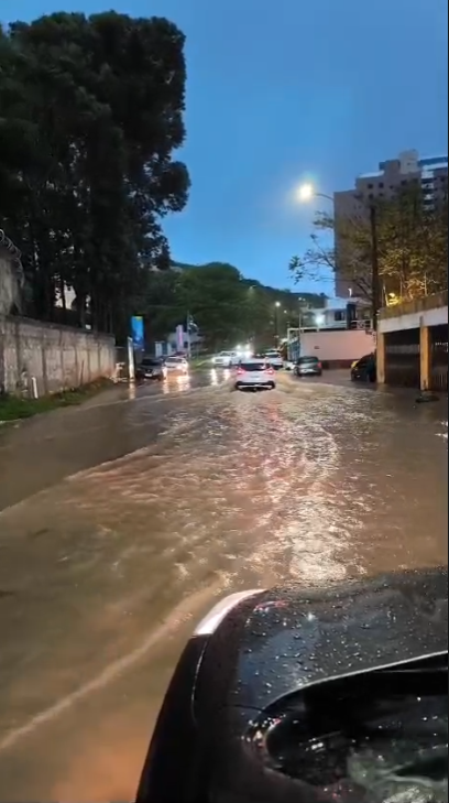 Alagamentos atingiram diversas partes da capital por Reprodução