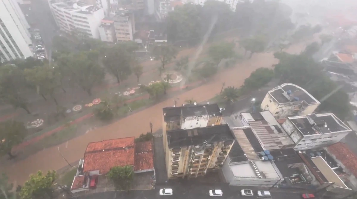 Alagamentos atingiram diversas partes da capital por Reprodução