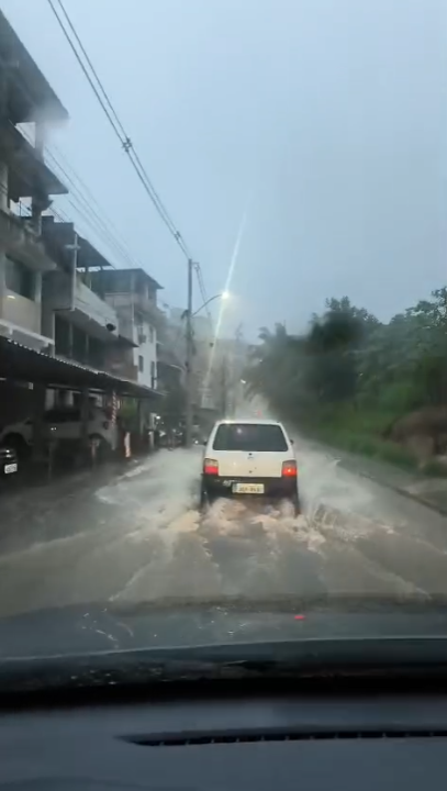 Alagamentos atingiram diversas partes da capital por Reprodução