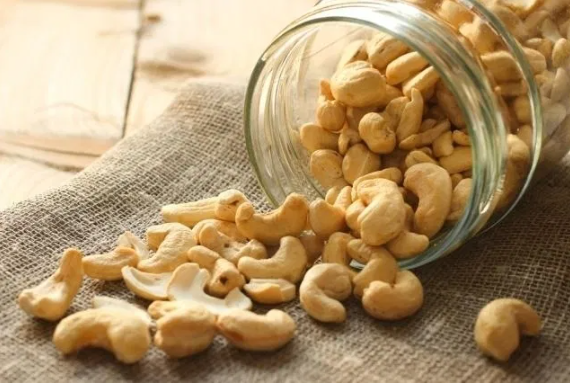 Casca fresca contém uma substância natural chamada urushiol, a mesma presente em plantas que causam irritações e alergias por Reprodução