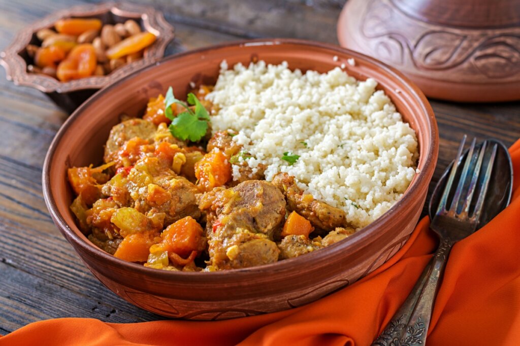 Tajine de cordeiro com abóbora e cuscuz marroquino (Imagem: Timolina | Shutterstock)