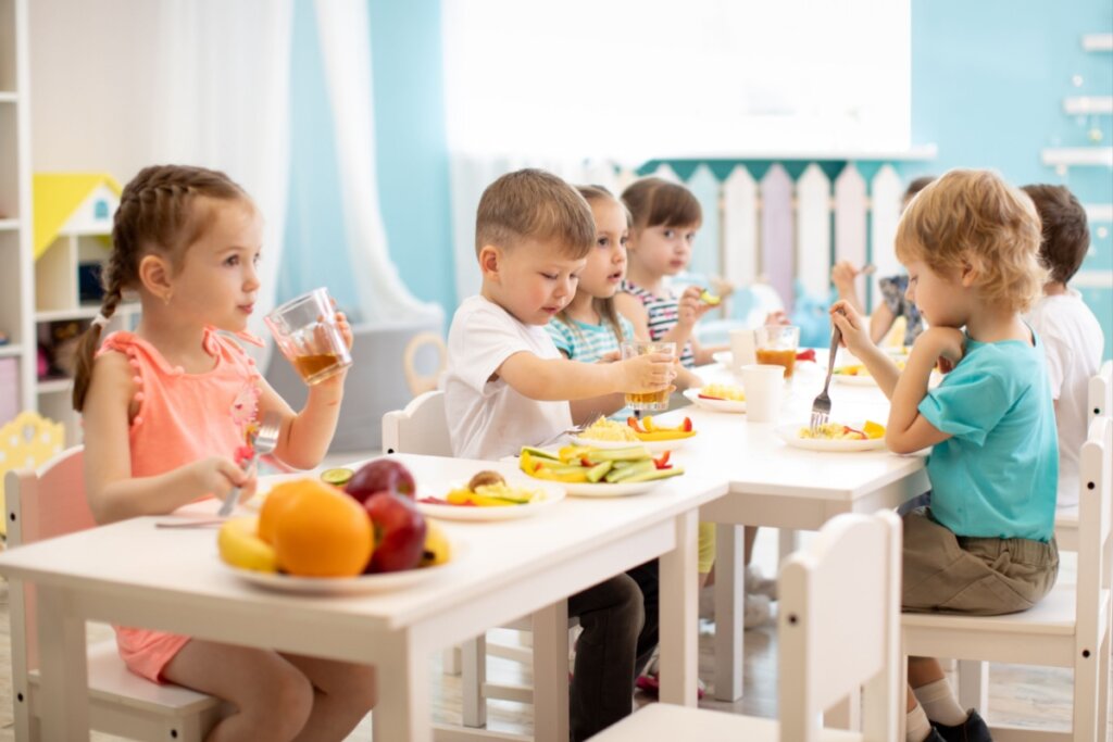 Uma boa escola deve investir em uma alimentação saudável para as crianças (Imagem: Oksana Kuzmina | Shutterstock)