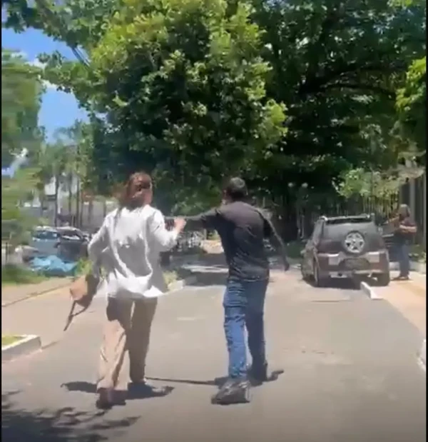 Entregador foi agredido por servidora por Reprodução