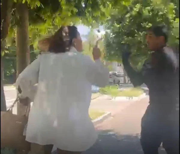 Entregador foi agredido por servidora por Reprodução