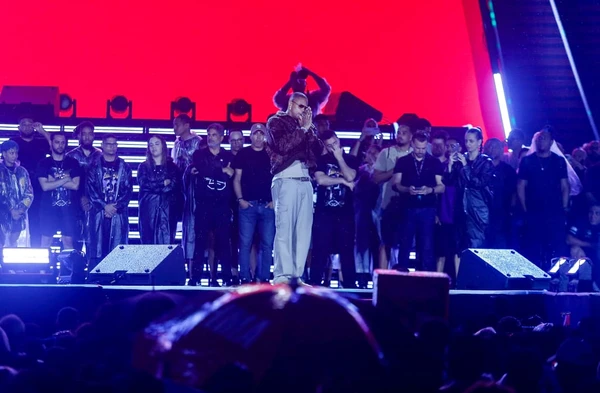 Léo Santana sobe ao palco para anunciar cancelamento do show por conta das fortes chuvas em Salvador nesta quinta (20) por Arisson Marinho