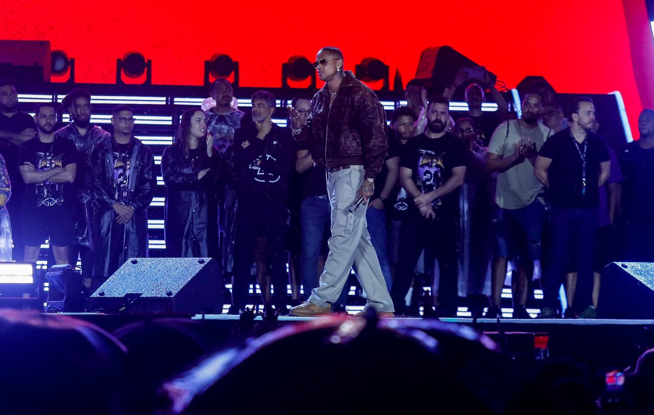 Léo Santana sobe ao palco para anunciar cancelamento do show por conta das fortes chuvas em Salvador nesta quinta (20) por Arisson Marinho