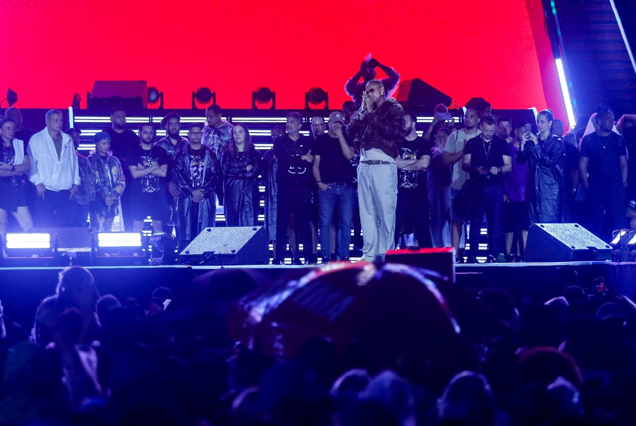 Léo Santana sobe ao palco para anunciar cancelamento do show por conta das fortes chuvas em Salvador nesta quinta (20) por Arisson Marinho