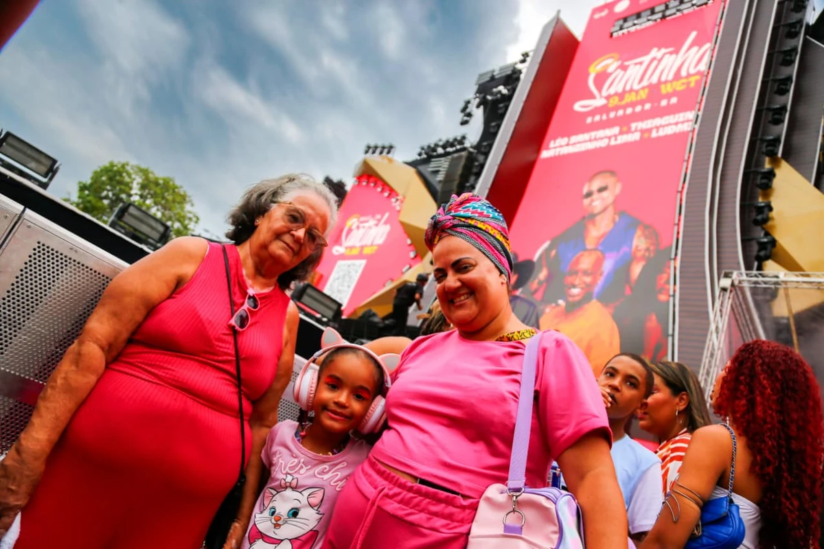 Público aguarda show de Léo Santana antes de ser cancelado por fortes chuvas em Salvador nesta quinta (20) por Arisson Marinho