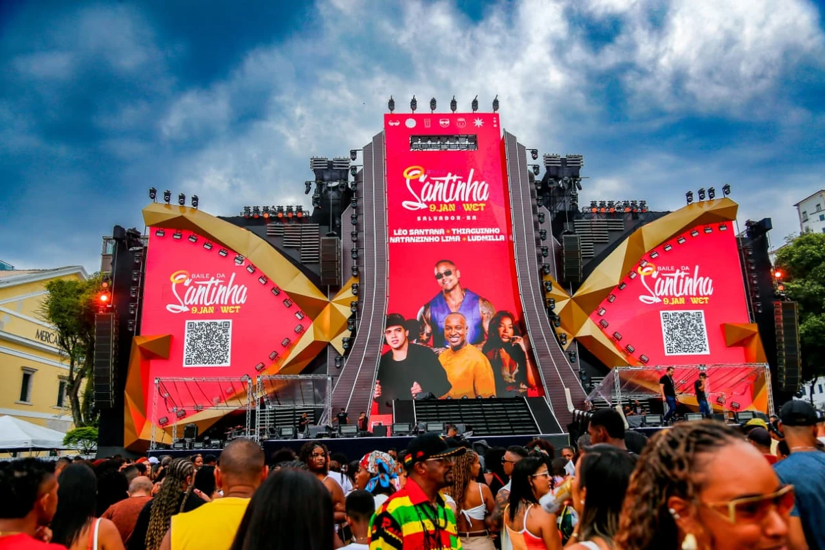 Público aguarda show de Léo Santana antes de ser cancelado por fortes chuvas em Salvador nesta quinta (20) por Arisson Marinho