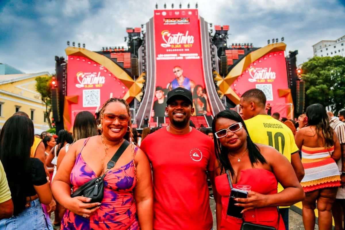 Público aguarda show de Léo Santana antes de ser cancelado por fortes chuvas em Salvador nesta quinta (20) por Arisson Marinho