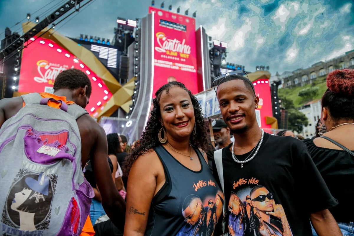 Público aguarda show de Léo Santana antes de ser cancelado por fortes chuvas em Salvador nesta quinta (20) por Arisson Marinho