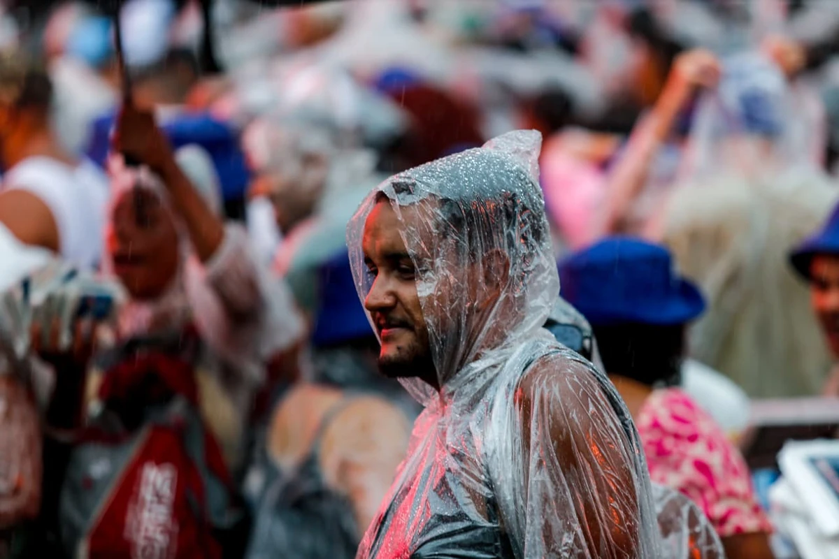 Público aguarda show de Léo Santana antes de ser cancelado por fortes chuvas em Salvador nesta quinta (20) por Arisson Marinho