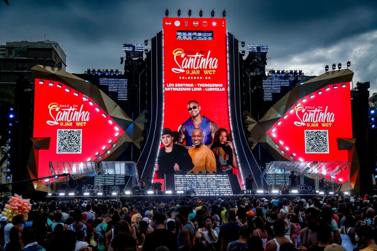 Público aguarda show de Léo Santana antes de ser cancelado por fortes chuvas em Salvador nesta quinta (20) por Arisson Marinho