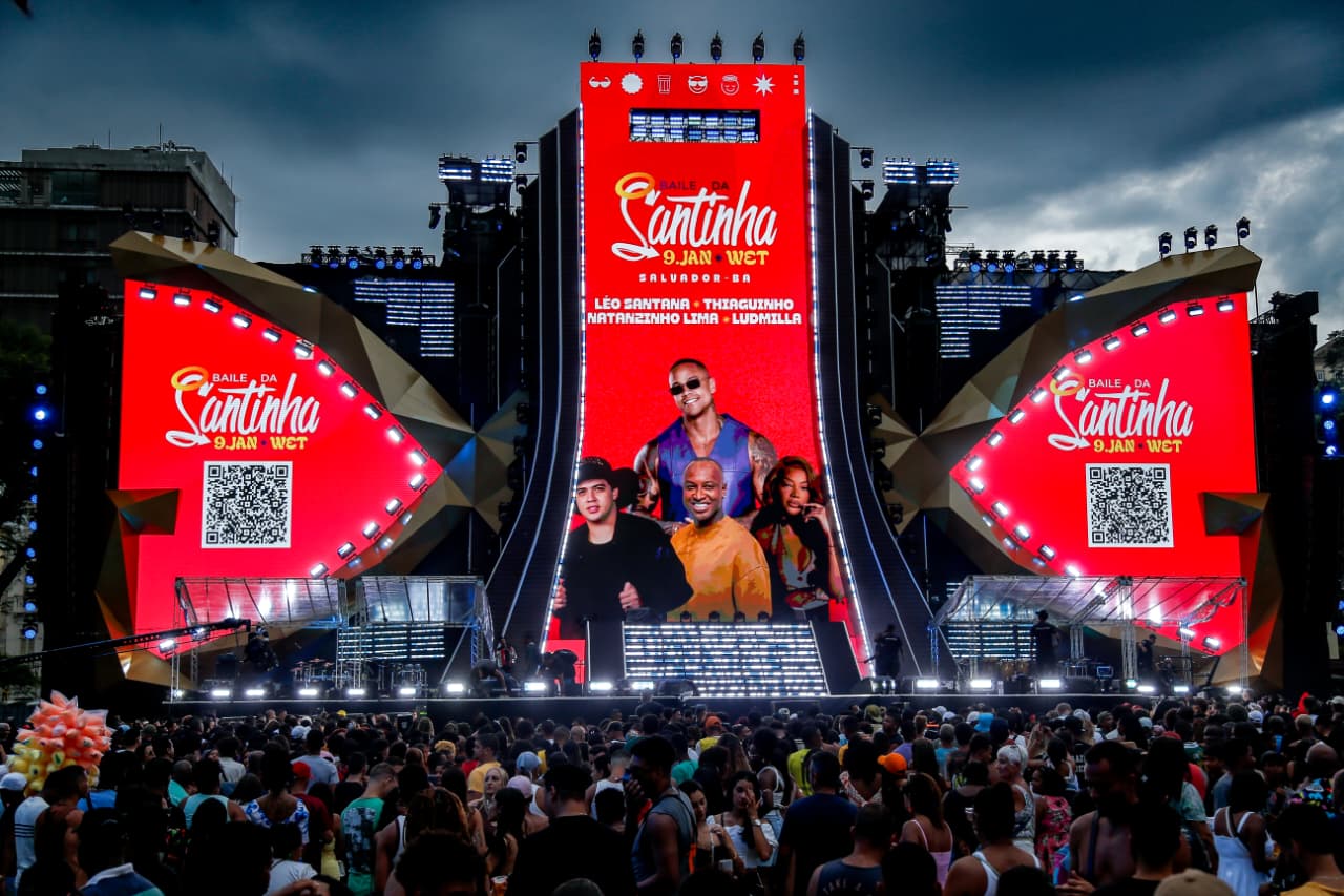 Público aguarda show de Léo Santana antes de ser cancelado por fortes chuvas em Salvador nesta quinta (20) por Arisson Marinho