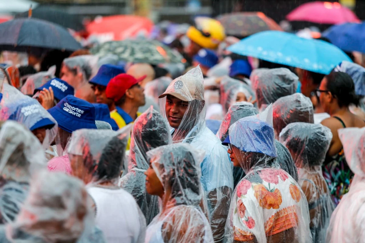 Público aguarda show de Léo Santana antes de ser cancelado por fortes chuvas em Salvador nesta quinta (20) por Arisson Marinho