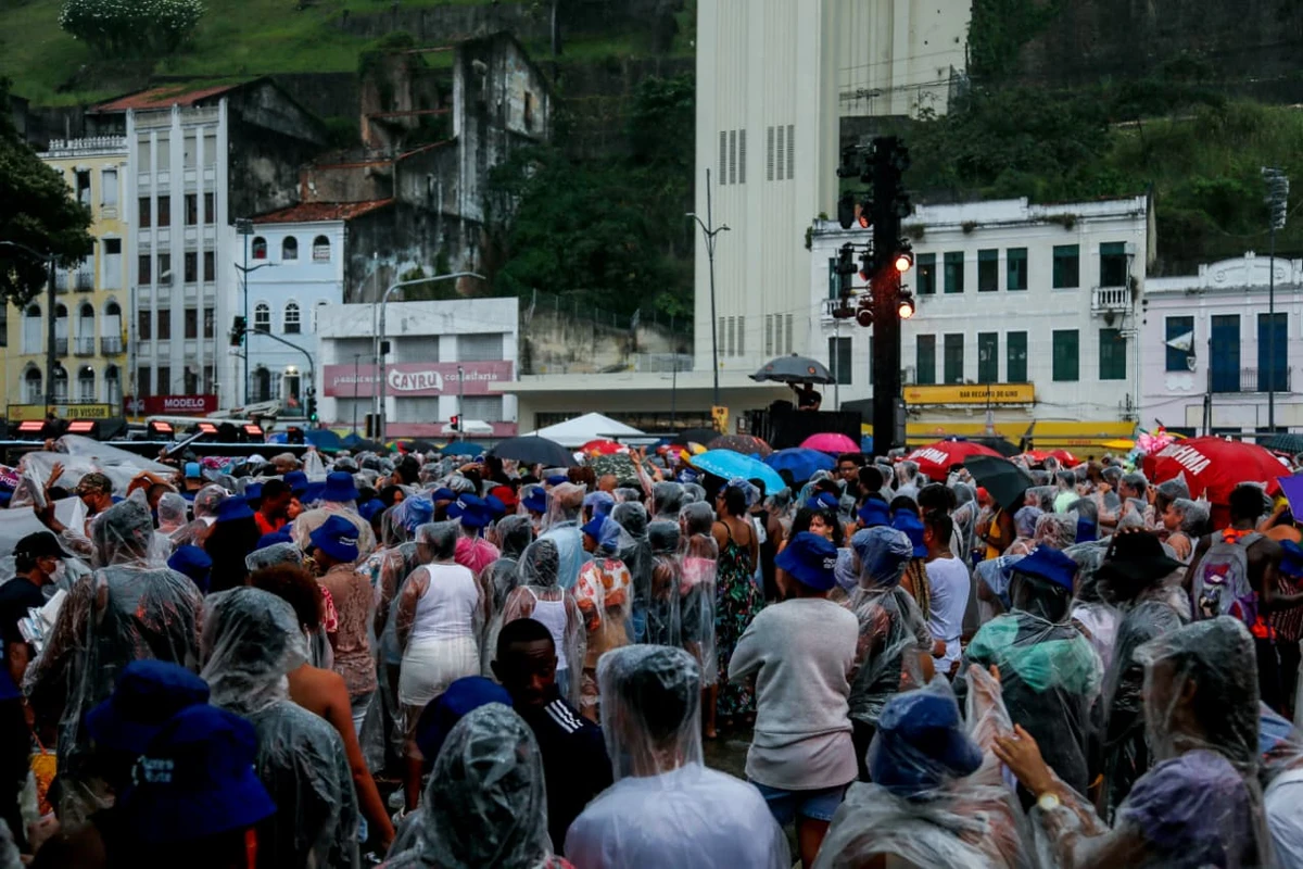 Público aguarda show de Léo Santana antes de ser cancelado por fortes chuvas em Salvador nesta quinta (20) por Arisson Marinho