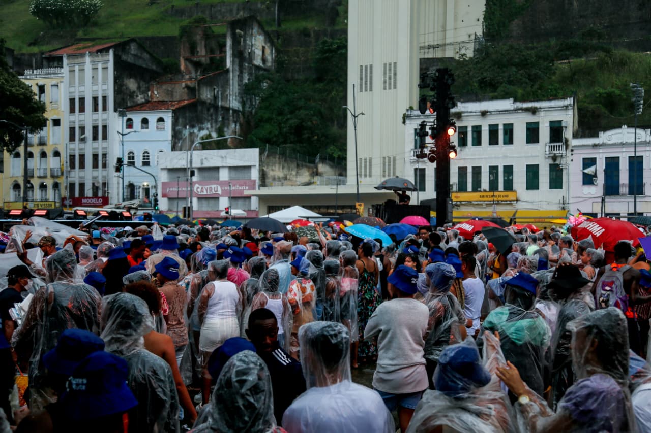 Público aguarda show de Léo Santana antes de ser cancelado por fortes chuvas em Salvador nesta quinta (20) por Arisson Marinho