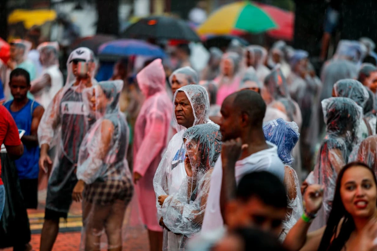 Público aguarda show de Léo Santana antes de ser cancelado por fortes chuvas em Salvador nesta quinta (20) por Arisson Marinho
