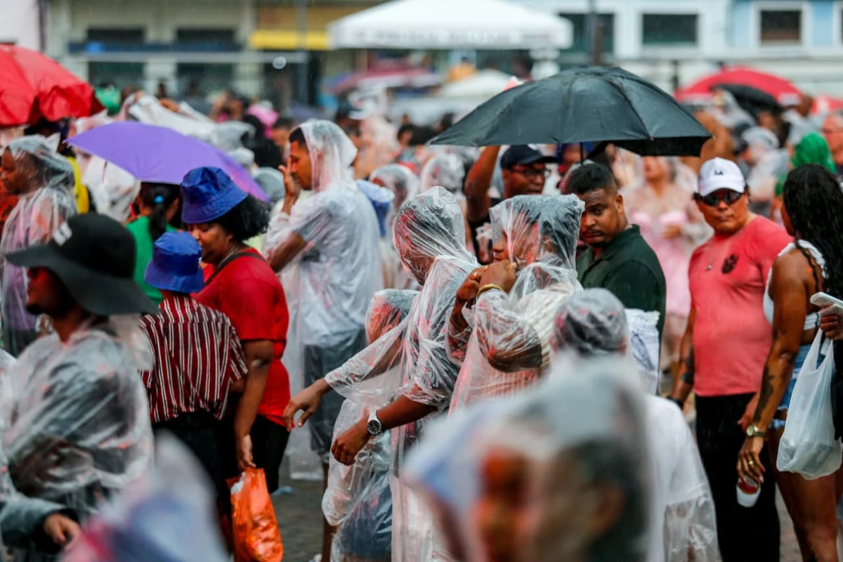 Público aguarda show de Léo Santana antes de ser cancelado por fortes chuvas em Salvador nesta quinta (20) por Arisson Marinho