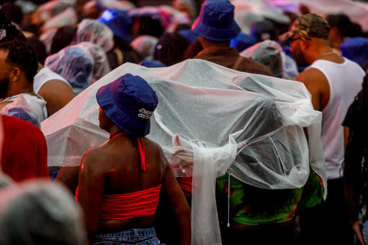 Público aguarda show de Léo Santana antes de ser cancelado por fortes chuvas em Salvador nesta quinta (20) por Arisson Marinho