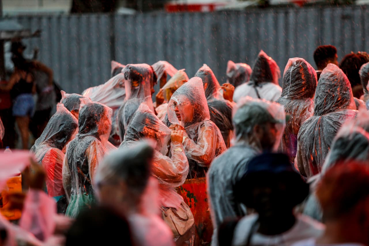 Público aguarda show de Léo Santana antes de ser cancelado por fortes chuvas em Salvador nesta quinta (20) por Arisson Marinho