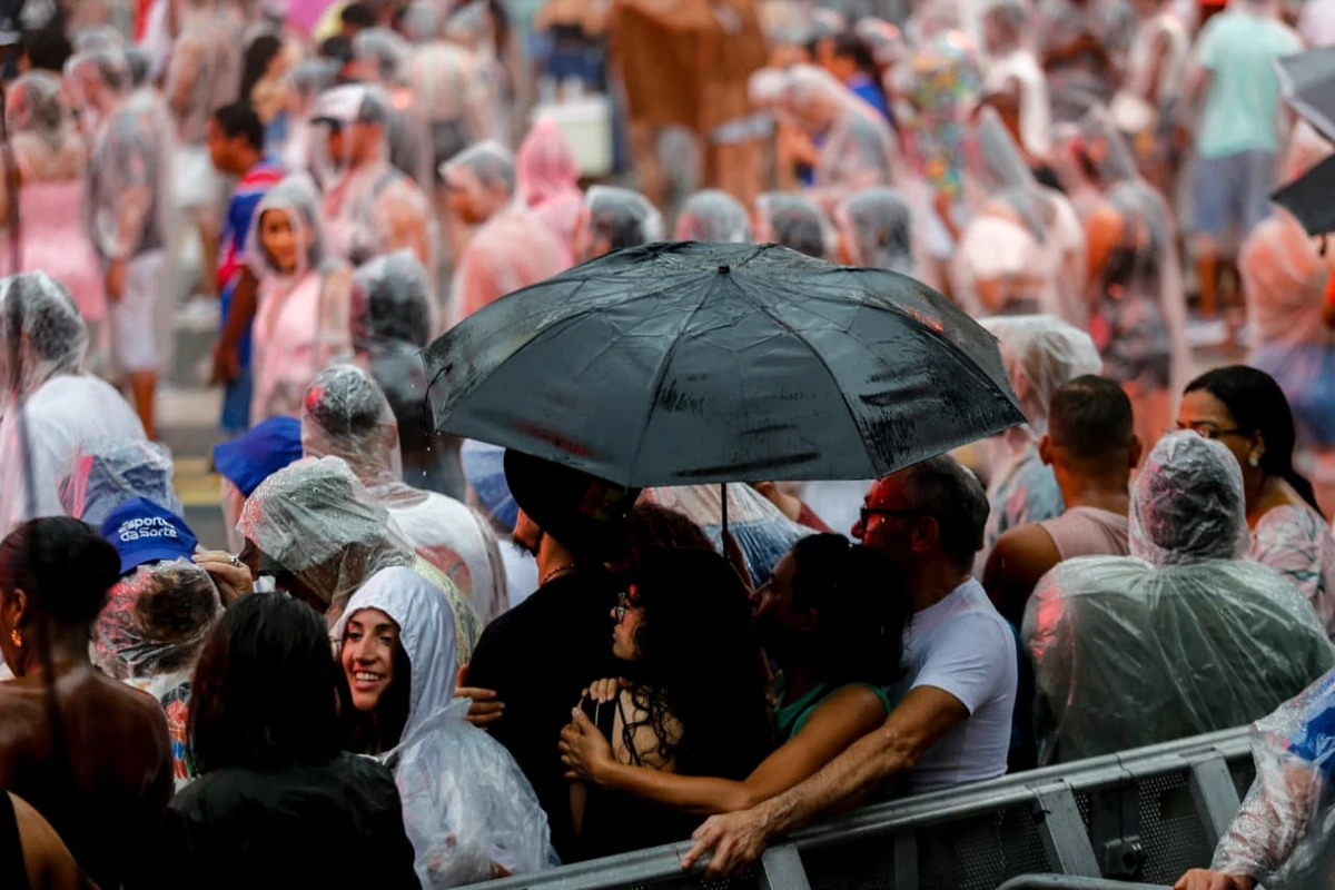 Público aguarda show de Léo Santana antes de ser cancelado por fortes chuvas em Salvador nesta quinta (20) por Arisson Marinho