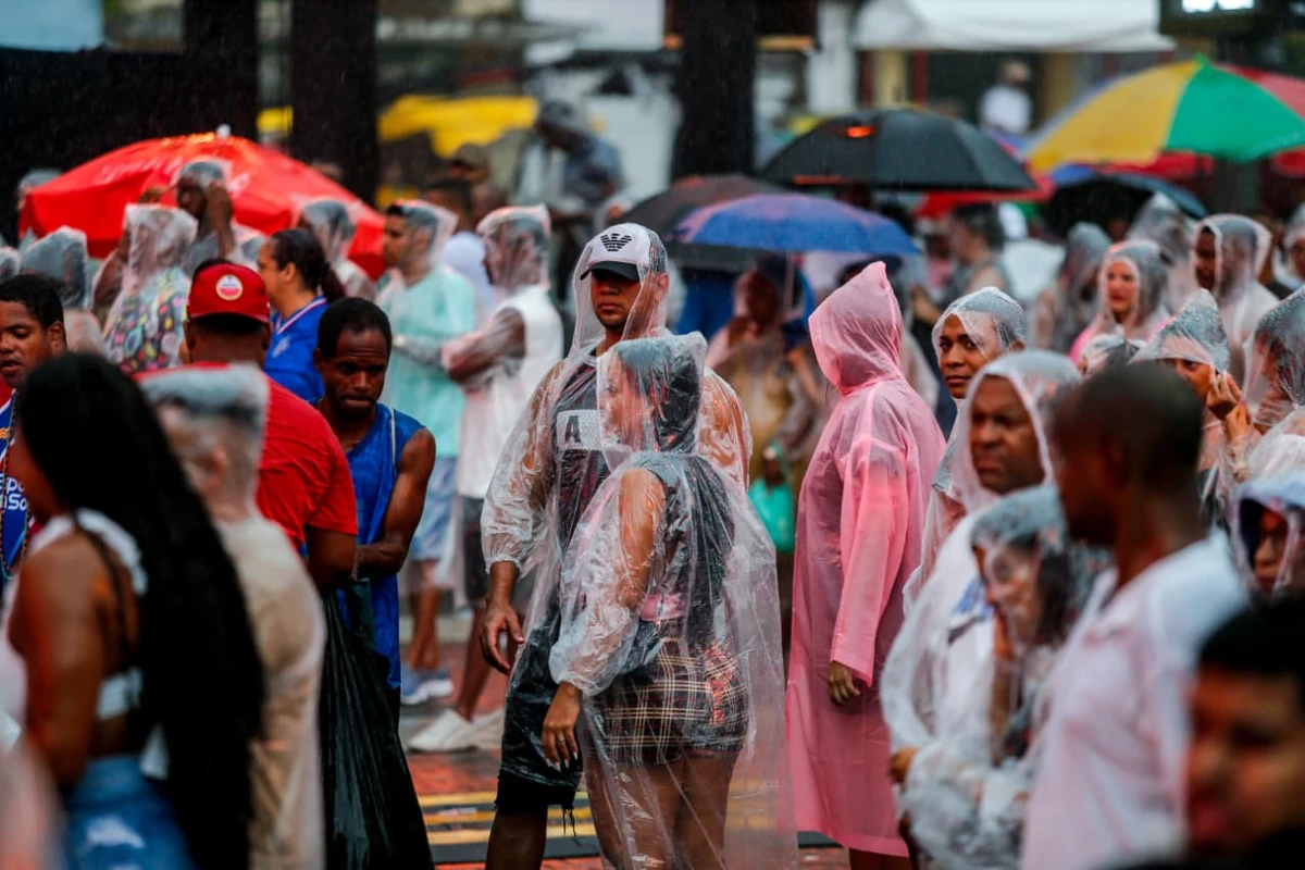 Público aguarda show de Léo Santana antes de ser cancelado por fortes chuvas em Salvador nesta quinta (20) por Arisson Marinho