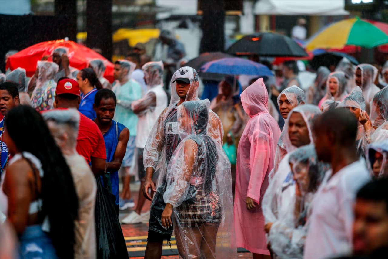 Público aguarda show de Léo Santana antes de ser cancelado por fortes chuvas em Salvador nesta quinta (20) por Arisson Marinho