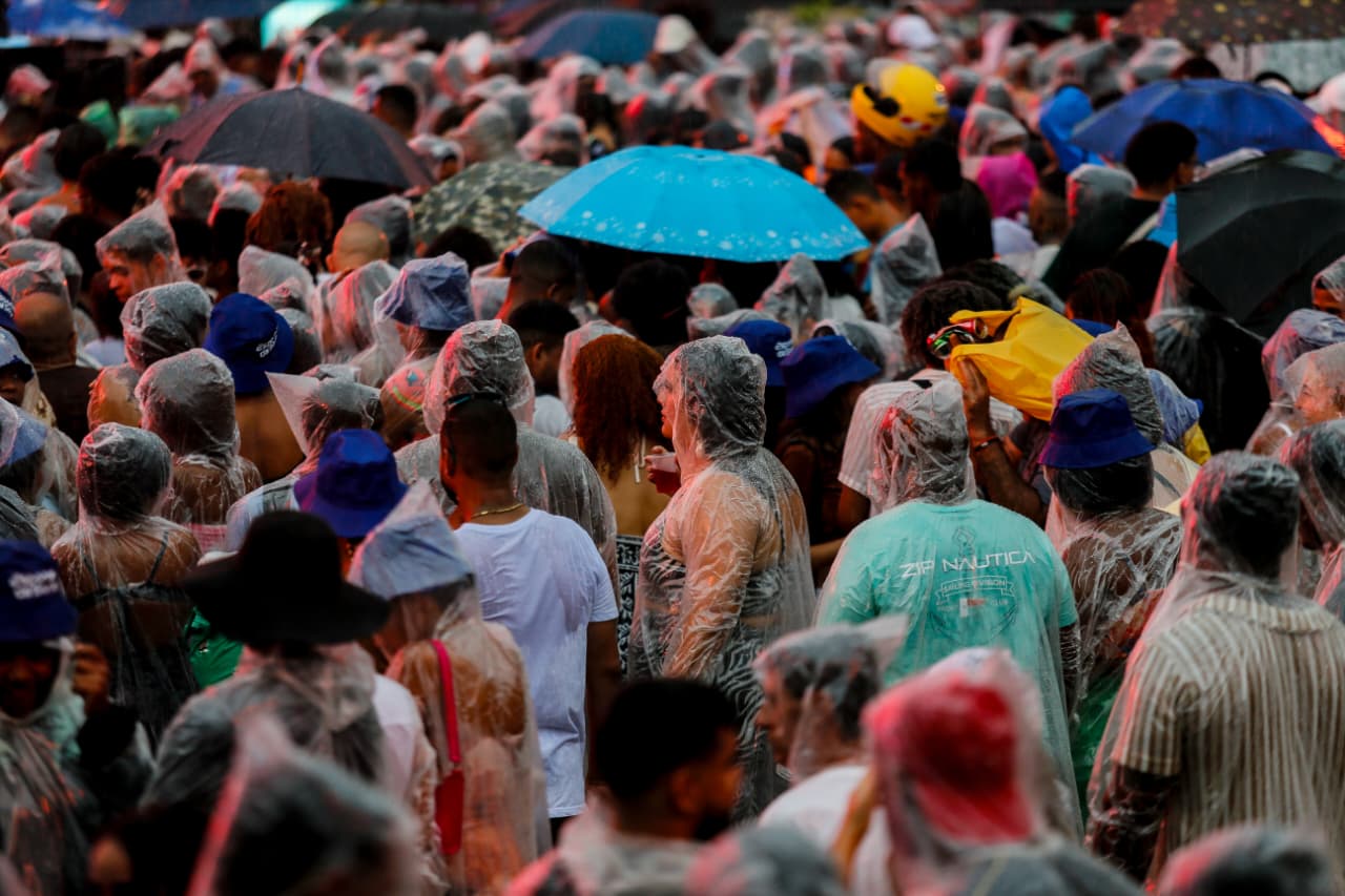Público aguarda show de Léo Santana antes de ser cancelado por fortes chuvas em Salvador nesta quinta (20) por Arisson Marinho